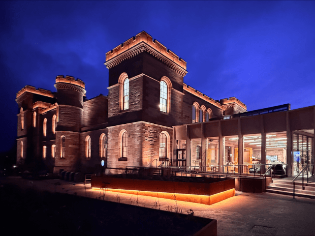Inverness Castle façade lighting (3)